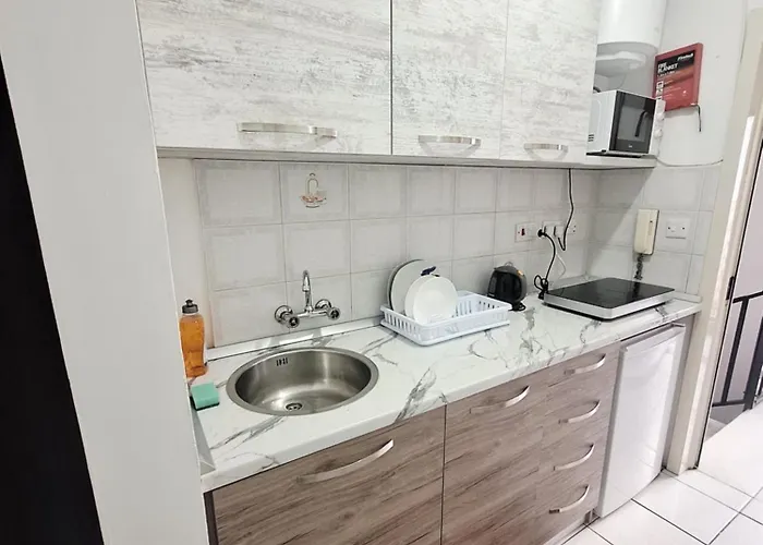 Lovely Paceville F *